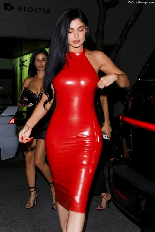 Kylie Jenner photo 2 of 4071