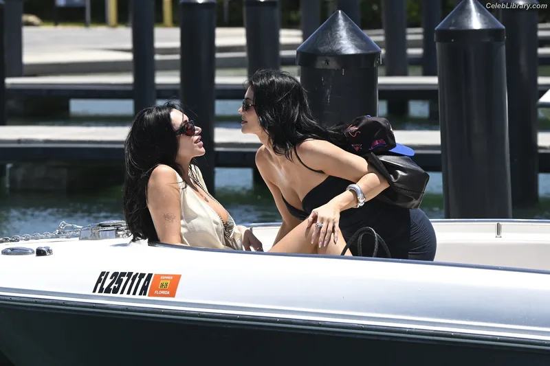 Kylie Jenner photo 6 of 4071