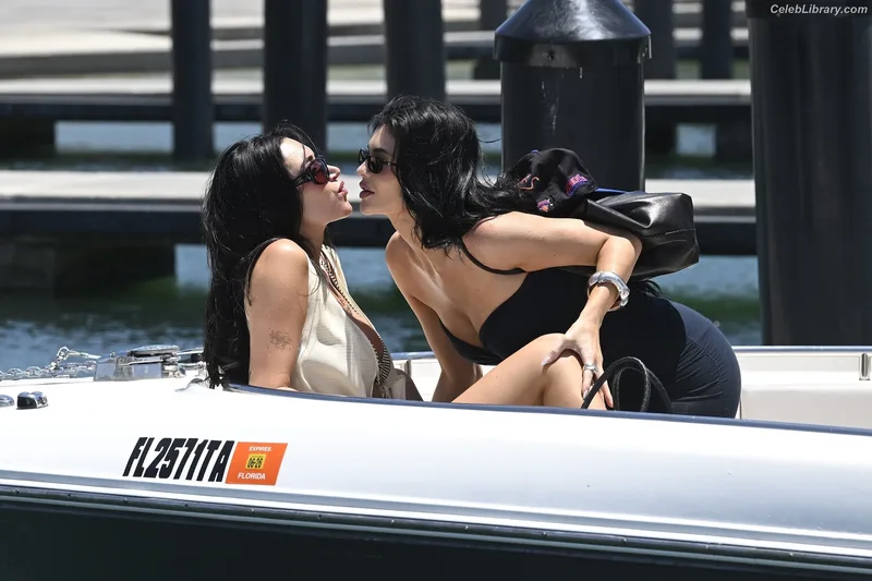 Kylie Jenner photo 9 of 4071