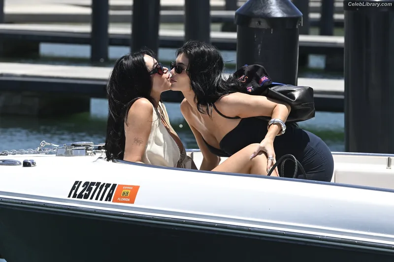 Kylie Jenner photo 10 of 4071