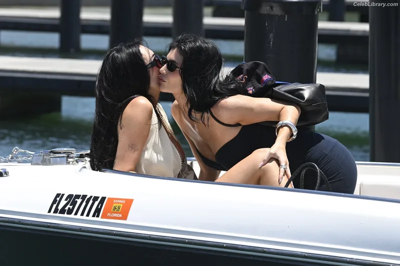 Kylie Jenner photo 16 of 4071