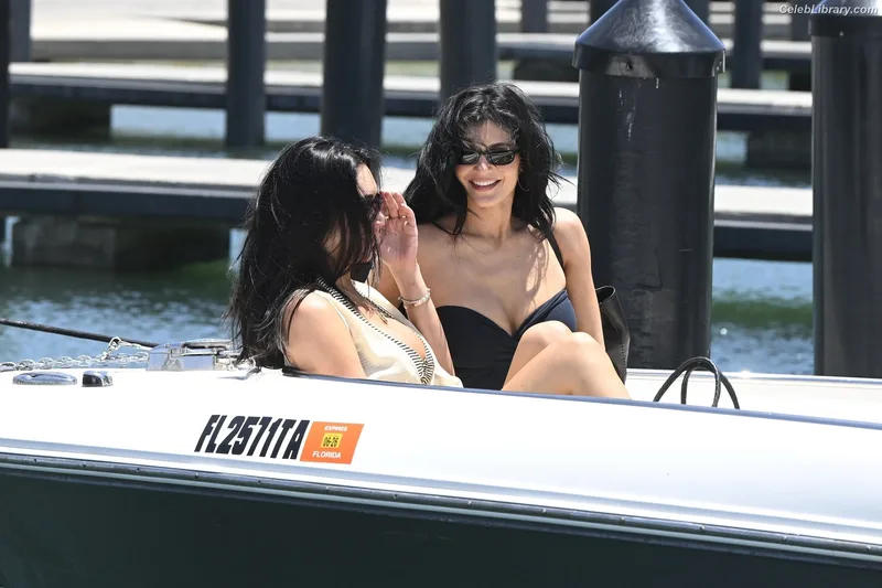 Kylie Jenner photo 5 of 4071
