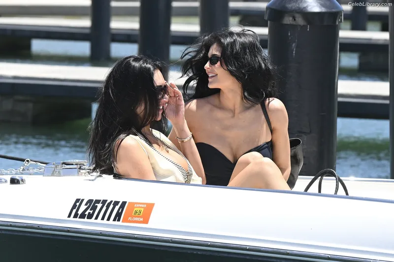 Kylie Jenner photo 8 of 4071