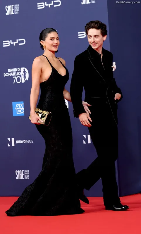 Kylie Jenner photo 15 of 4071