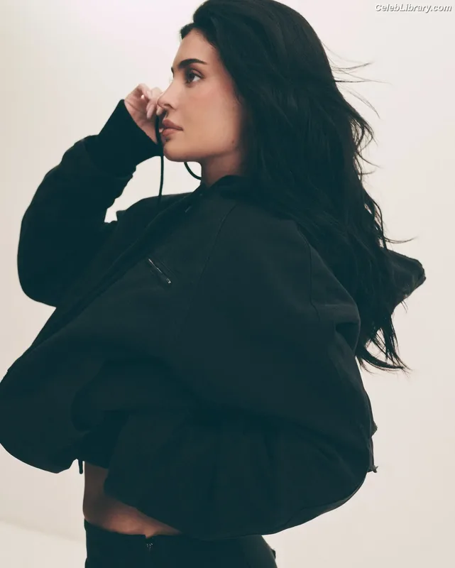 Kylie Jenner photo 19 of 4071