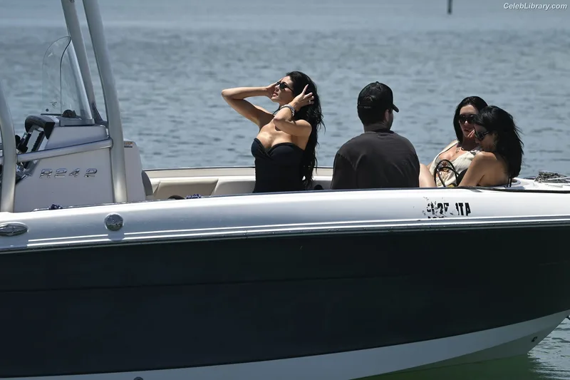 Kylie Jenner photo 20 of 4071