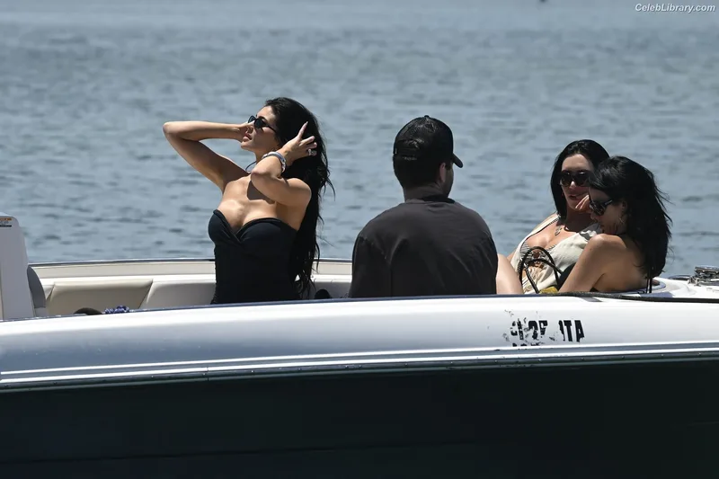 Kylie Jenner photo 24 of 4071