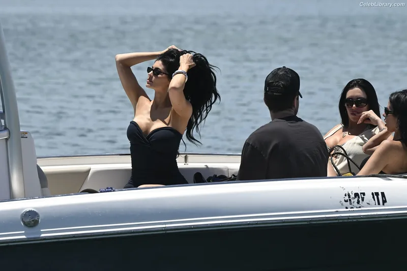 Kylie Jenner photo 2 of 4071