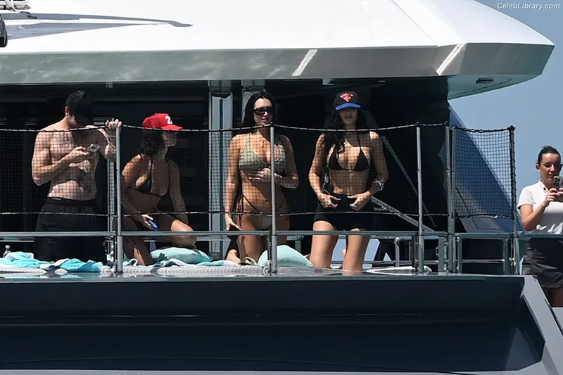 Kylie Jenner photo 8 of 4071