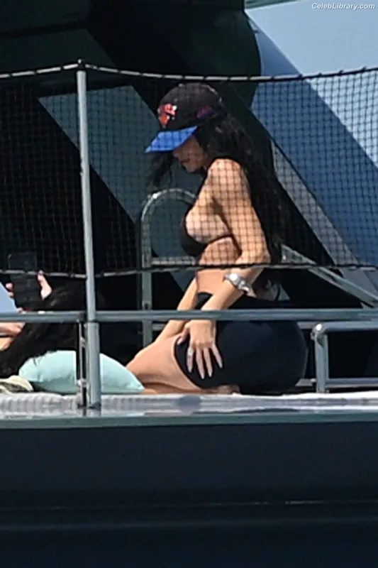 Kylie Jenner photo 22 of 4071