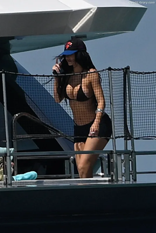 Kylie Jenner photo 4 of 4071