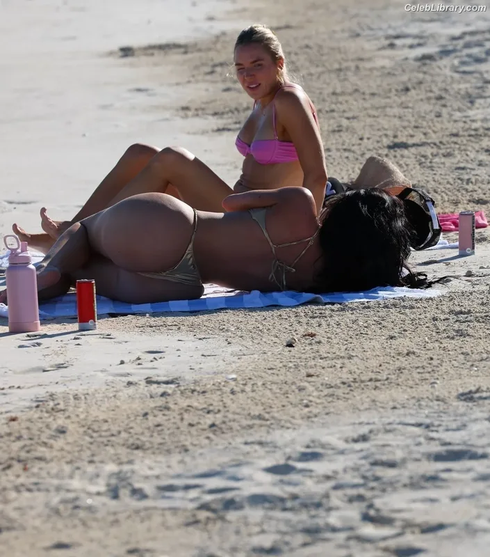 Kylie Jenner photo 24 of 4071
