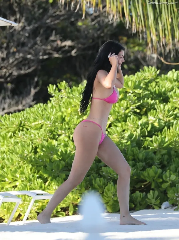 Kylie Jenner photo 10 of 4071