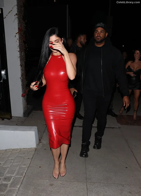 Kylie Jenner photo 16 of 4071