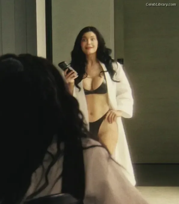 Kylie Jenner photo 5 of 4071