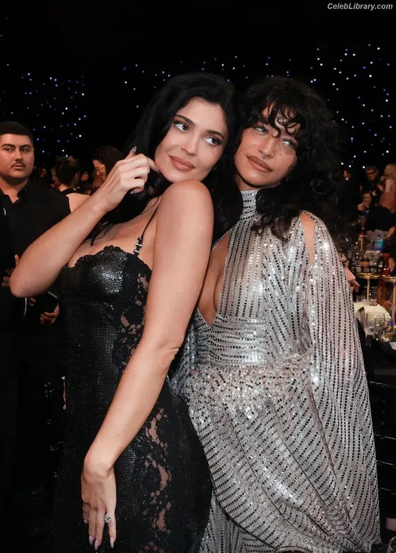 Kylie Jenner photo 10 of 4071