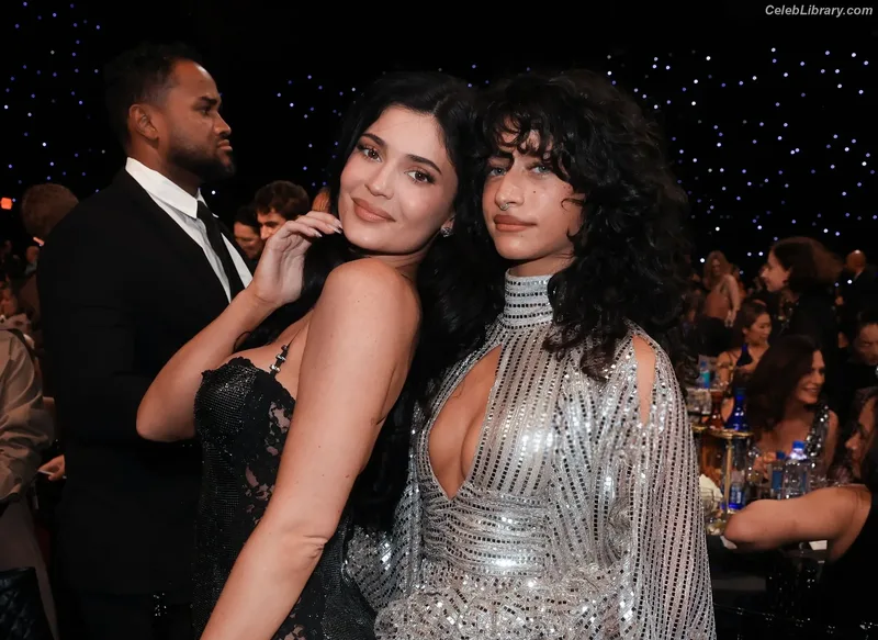 Kylie Jenner photo 12 of 4071