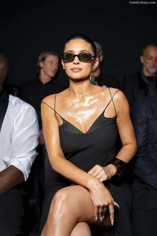 Kylie Jenner photo 13 of 4071