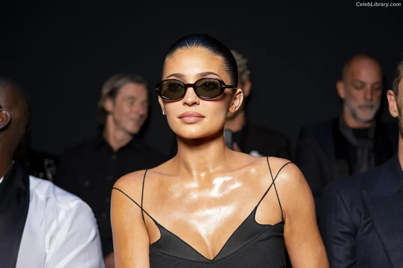 Kylie Jenner photo 19 of 4071