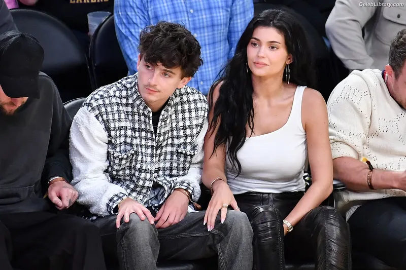 Kylie Jenner photo 1 of 4071