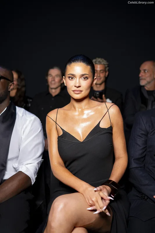 Kylie Jenner photo 2 of 4071