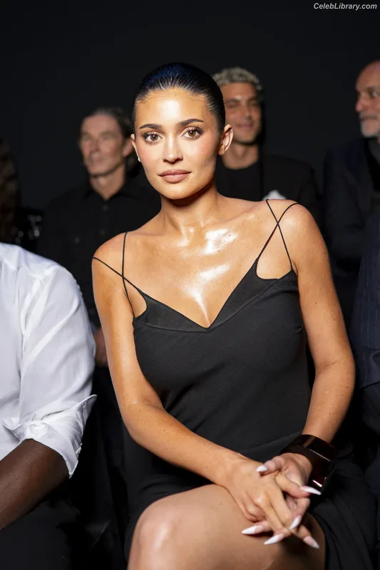 Kylie Jenner photo 7 of 4071
