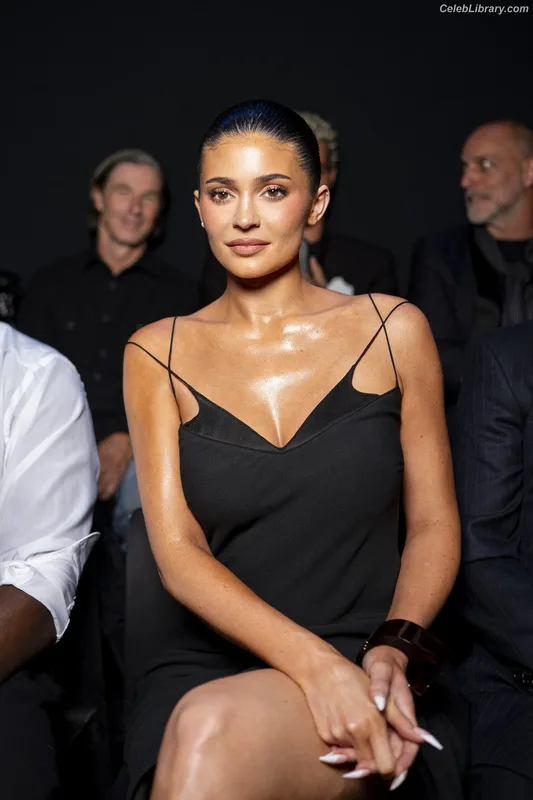 Kylie Jenner photo 10 of 4071