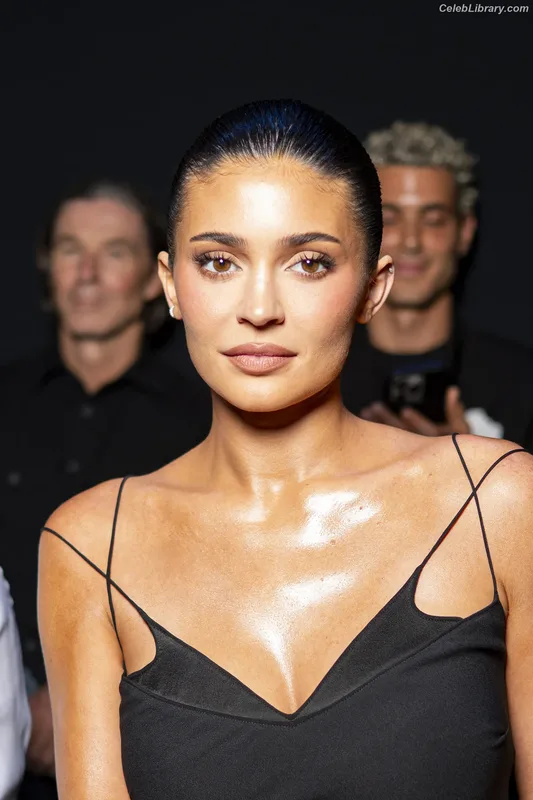 Kylie Jenner photo 22 of 4071