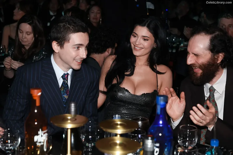 Kylie Jenner photo 24 of 4071
