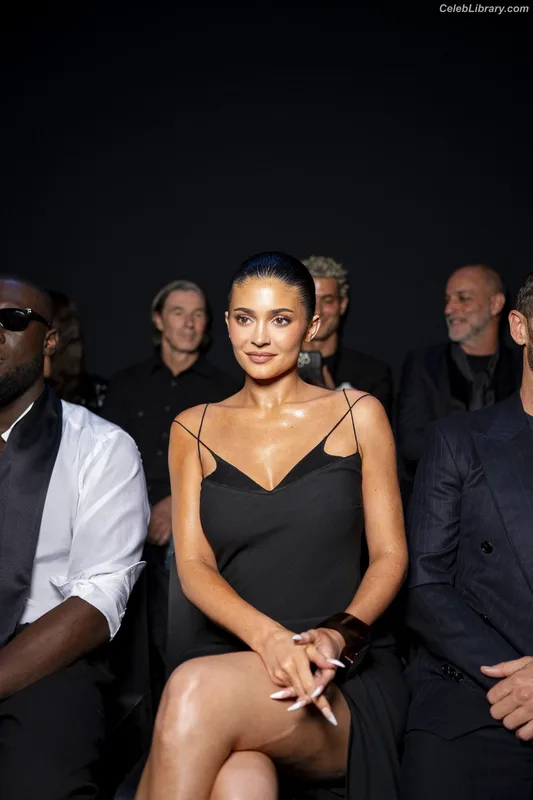 Kylie Jenner photo 1 of 4071