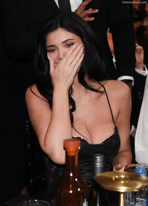Kylie Jenner photo 2 of 4071