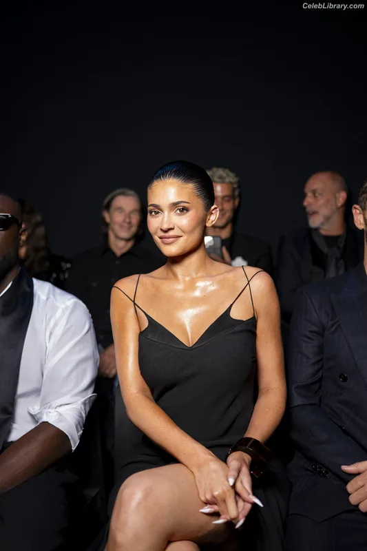 Kylie Jenner photo 3 of 4071