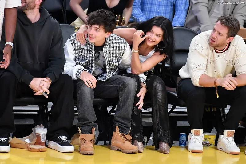 Kylie Jenner photo 9 of 4071