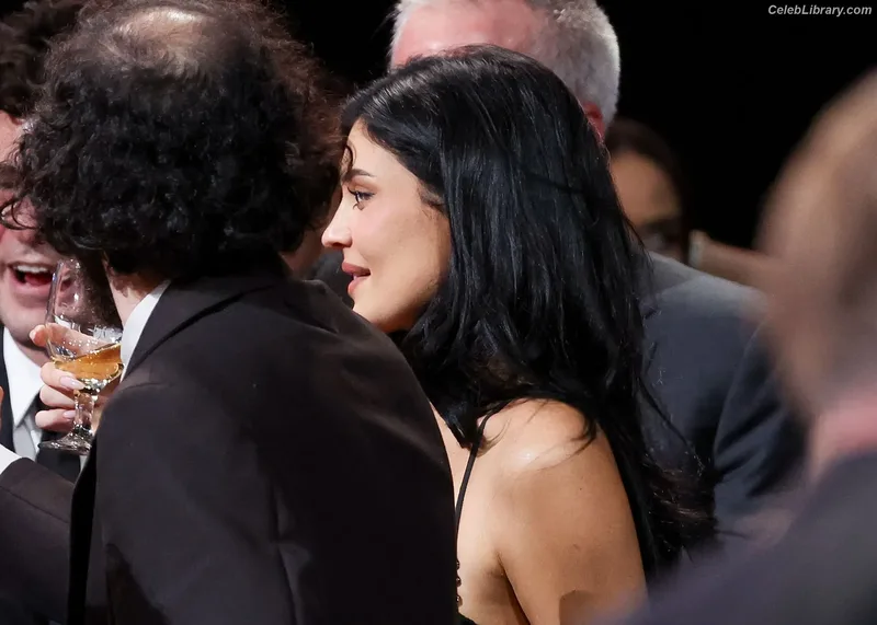 Kylie Jenner photo 11 of 4071