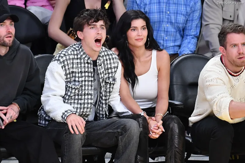Kylie Jenner photo 17 of 4071