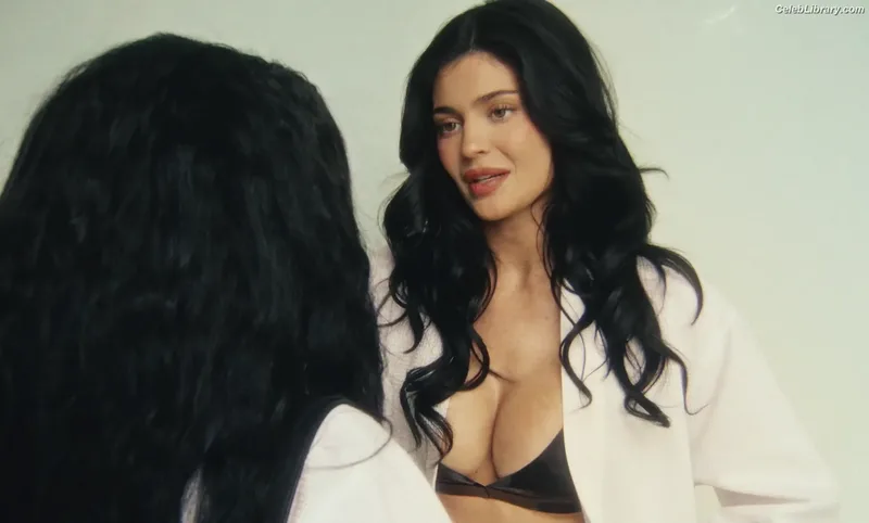 Kylie Jenner photo 14 of 4071