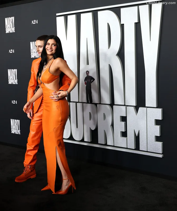 Kylie Jenner photo 18 of 4071