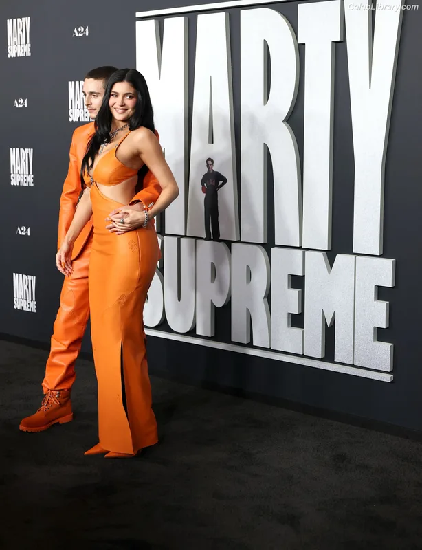 Kylie Jenner photo 1 of 4071