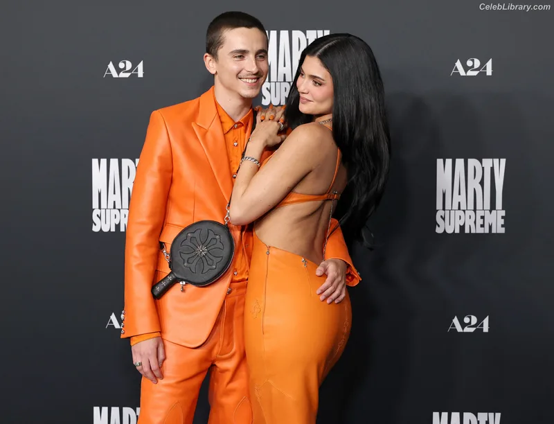Kylie Jenner photo 2 of 4071