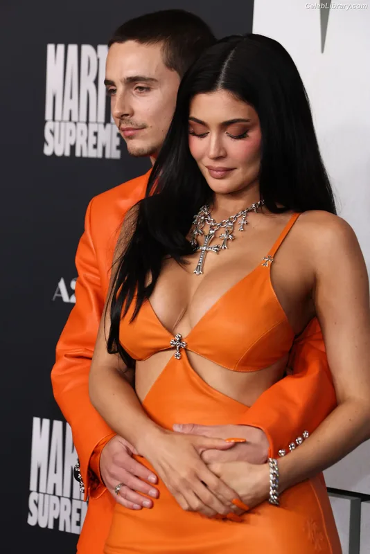Kylie Jenner photo 14 of 4071