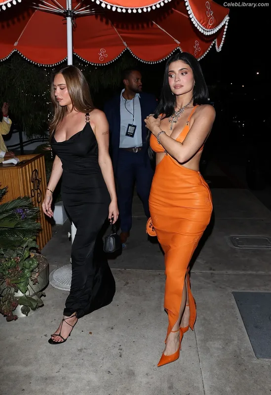 Kylie Jenner photo 6 of 4071