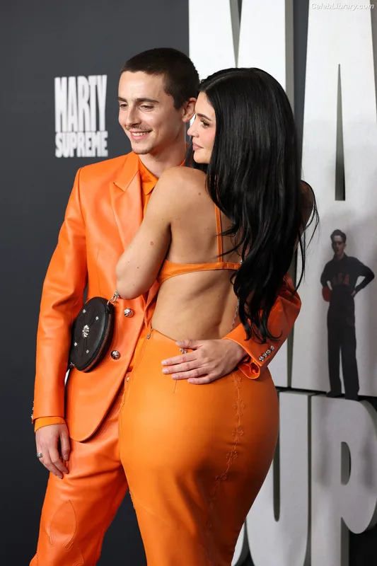 Kylie Jenner photo 10 of 4071