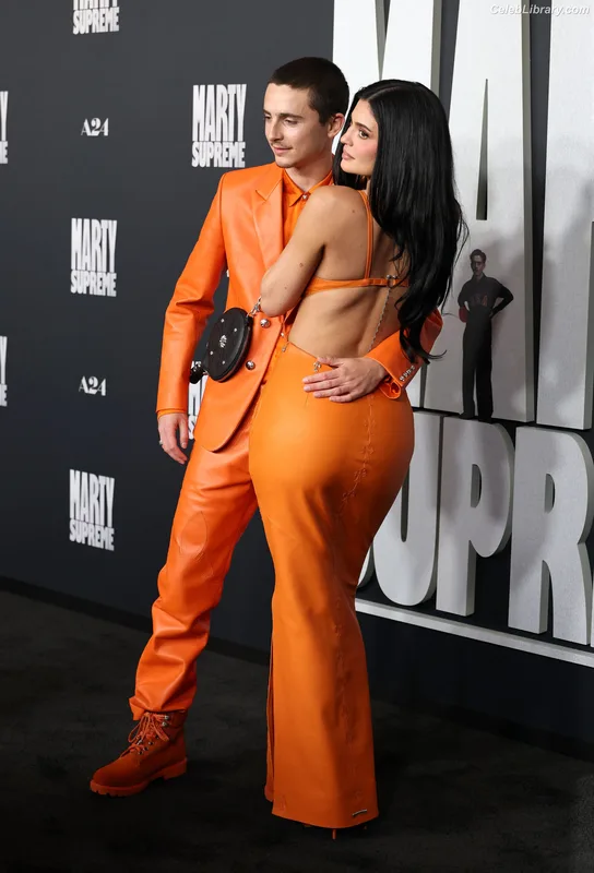 Kylie Jenner photo 11 of 4071