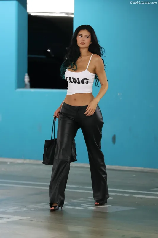Kylie Jenner photo 19 of 4071