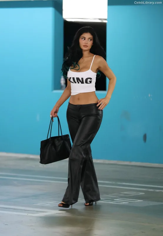 Kylie Jenner photo 20 of 4071