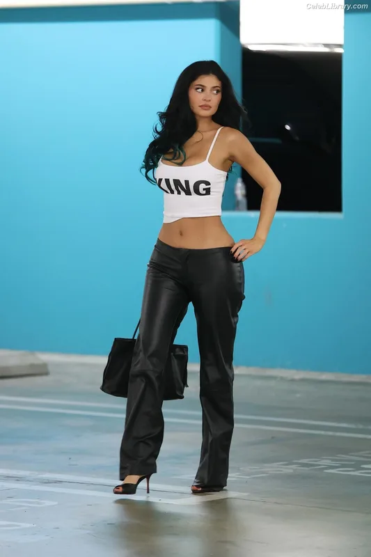Kylie Jenner photo 21 of 4071