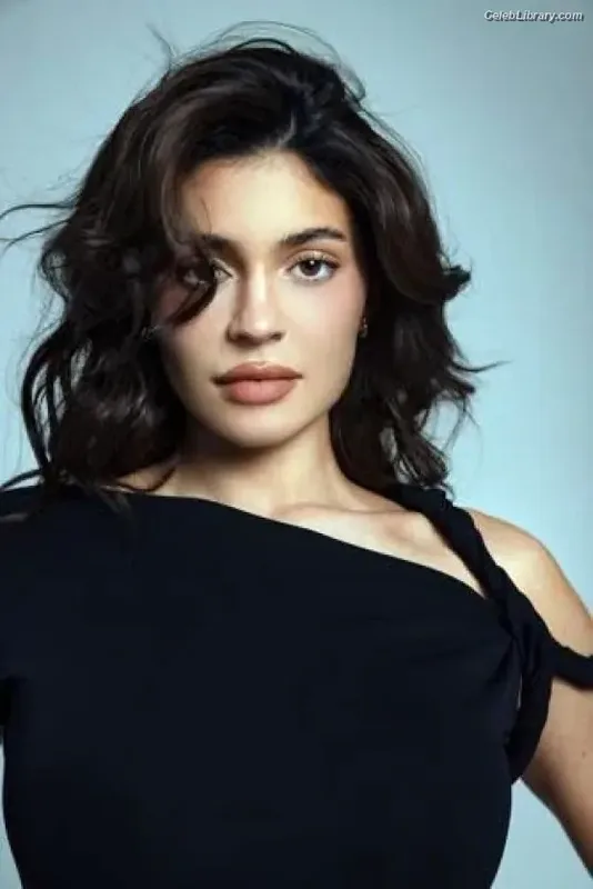 Kylie Jenner photo 6 of 4071
