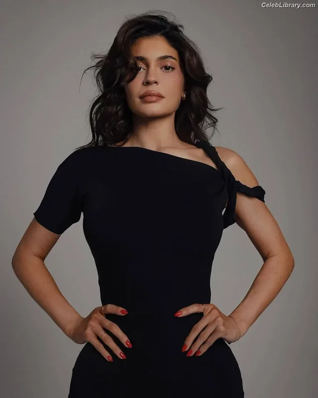 Kylie Jenner photo 9 of 4071