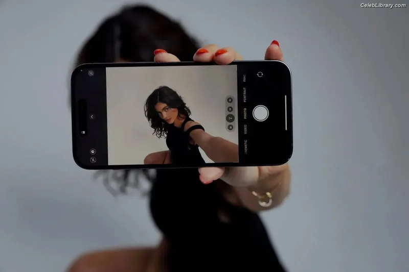 Kylie Jenner photo 10 of 4071