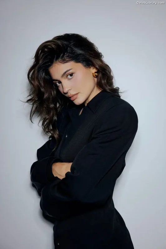 Kylie Jenner photo 12 of 4071